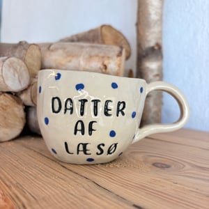 “Datter af Læsø” håndformet krus. – produktbillede