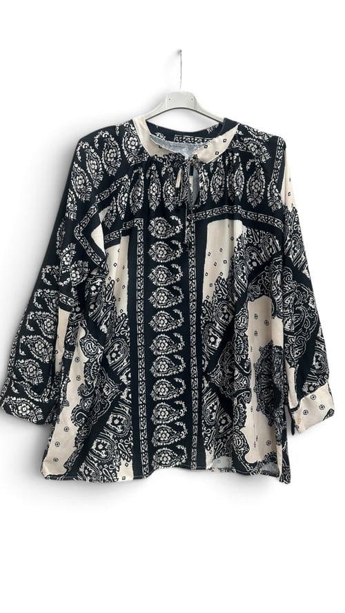 Hally viscose shirt. Black grafic. Onesize 38-48. (2)