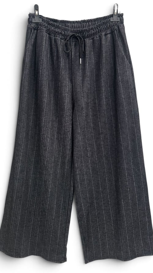 Debbie wide pants, Black w nålestrib. Onesize 38-48. (3)