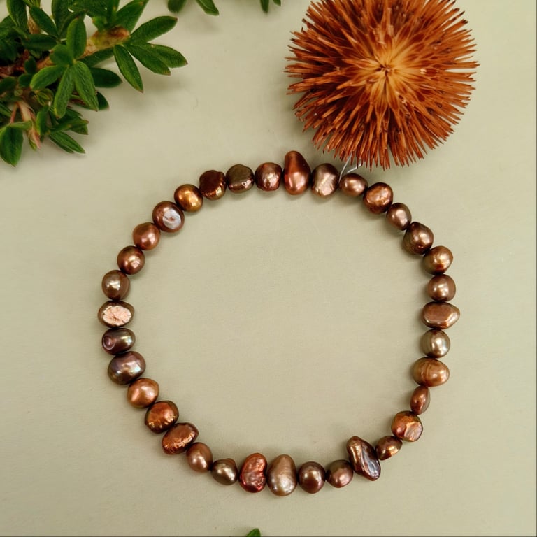 Den brune cirkel - armbånd på elastik med brune ferskvandsperler