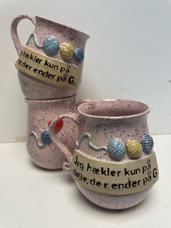 Keramik krus med tekst - Jeg hækler kun på dage der ender på G. billede 2