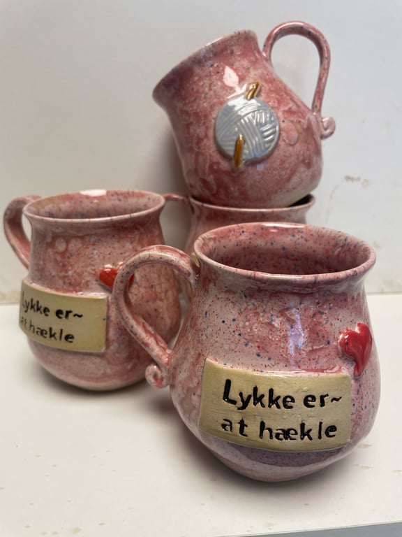 Keramik krus med tekst - Lykke er at hækle billede 2
