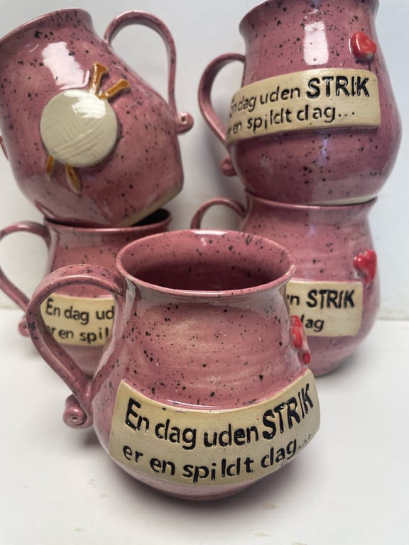 Keramik krus med tekst -En dag uden strik er en spildt dag billede 2