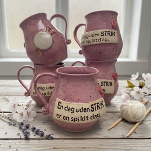 Keramik krus med tekst -En dag uden strik er en spildt dag – produktbillede