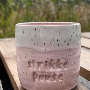 Lyserød Strikkepause kop. 310 ml. H: 8 cm – produktbillede