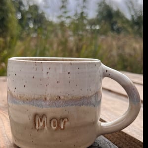 Beige mor kop. 300 ml. H: 7,5 cm – produktbillede