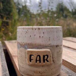Beige far kop. 330 ml. H: 8,5 cm – produktbillede