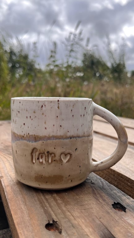 Beige far kop. 320 ml. H: 8,5 cm