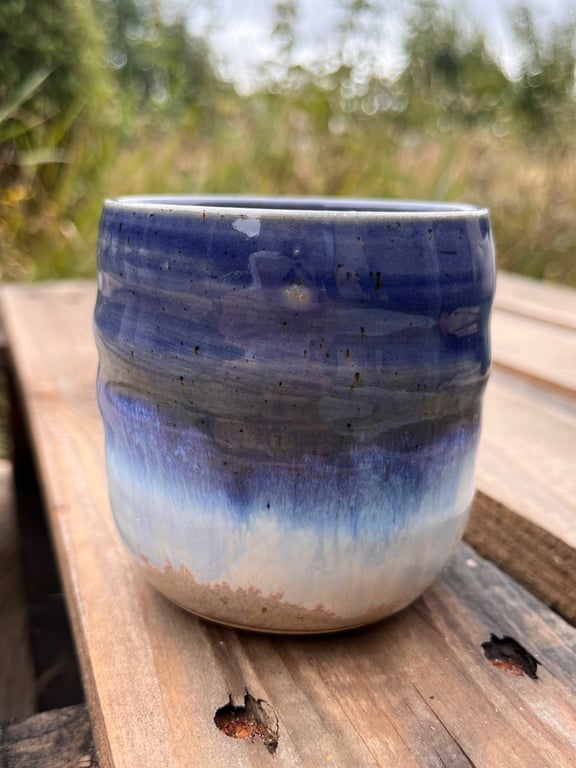 Blå/sandfarvet Swirl kop. 330 ml. H: 8,5 cm