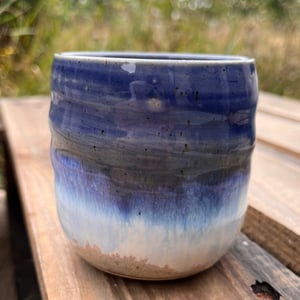 Blå/sandfarvet Swirl kop. 330 ml. H: 8,5 cm – produktbillede