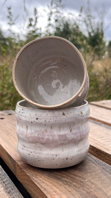Smørklokke hvid/lyserød. 240 ml. H: 8. D: 9,5 cm