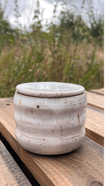 Smørklokke hvid/lyserød. 240 ml. H: 8. D: 9,5 cm billede 3