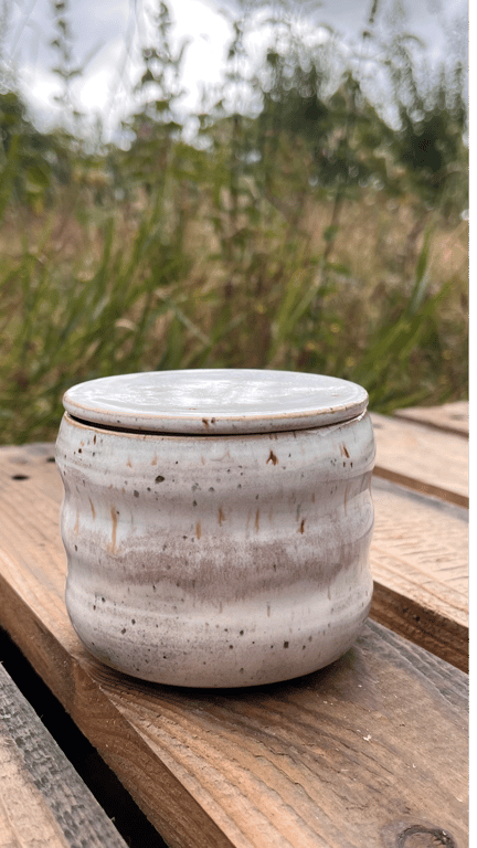 Smørklokke hvid/lyserød. 240 ml. H: 8. D: 9,5 cm billede 2