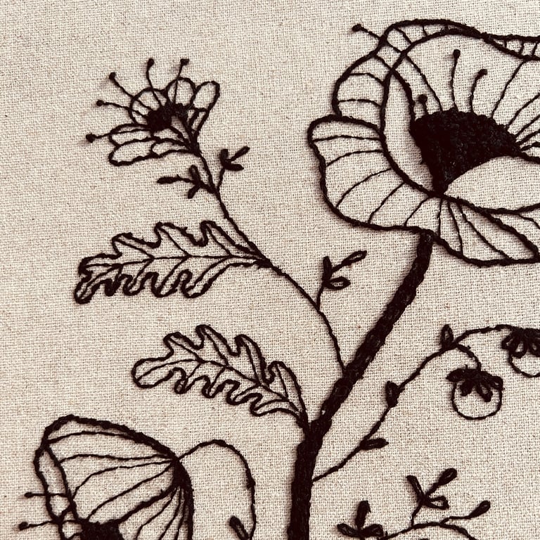 Blomst – sort – broderi 30 x 40 cm billede 2