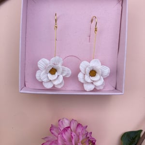 hvid og rosa blomst/ forgyldt sølv – produktbillede