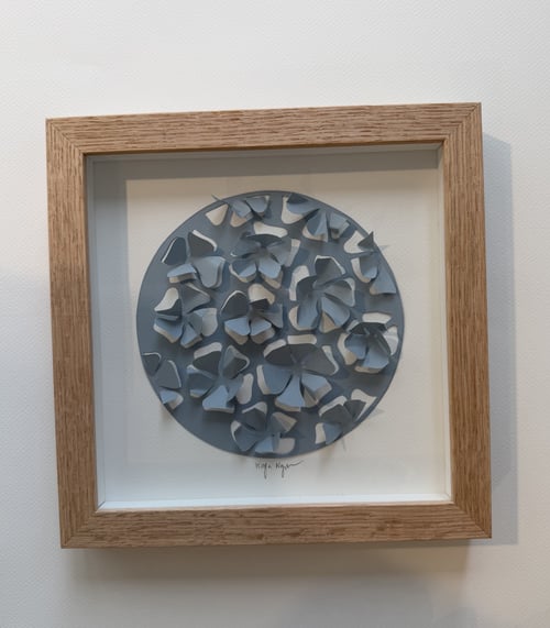 20x20cm, 3D papercut, dueblå, indrammet 