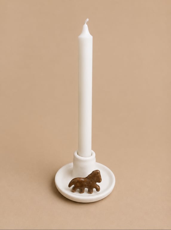 Hvid lysestage med miniature islænderfigur 