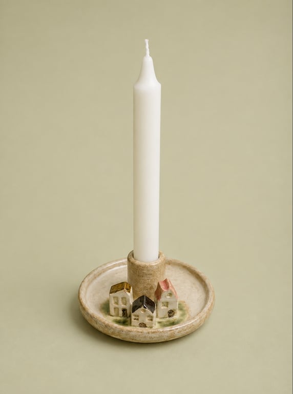 Rustik sand glasur lysestage med miniaturehuse  