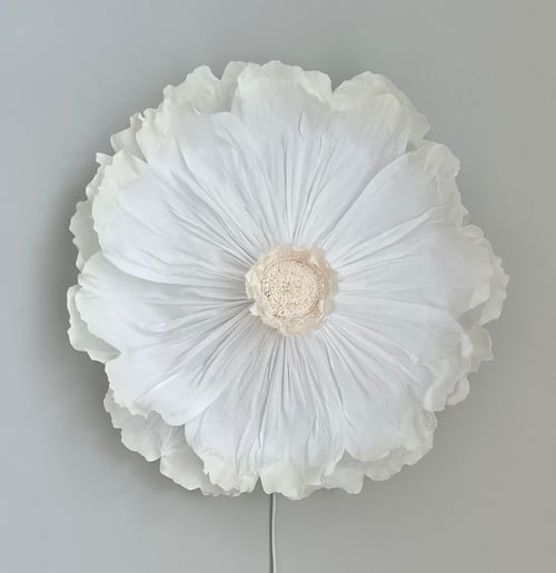 Stor hvid blomsterlampe med bløde kronblade mod en grå baggrund. (1)