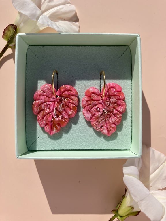 Pink monstera med forgyldt sølv