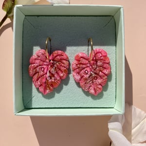 Pink monstera med forgyldt sølv – produktbillede