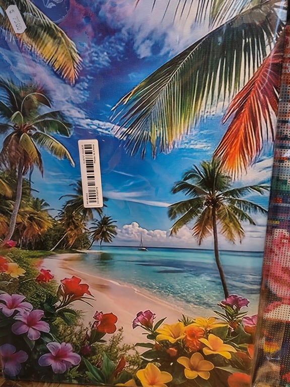 Farverigt billede af en tropisk strand med palmer, blomsterrig vegetation og krystalklart blåt hav under en delvist skyet himmel.