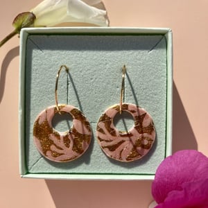 Rosa/gylden med hoop i forgyldt sølv #1 – produktbillede