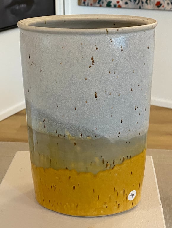 stor oval vase i med korngule faver