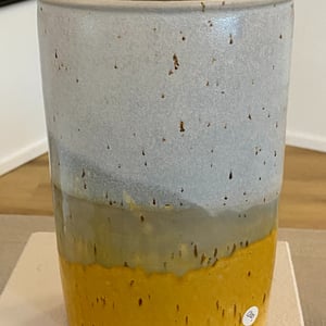 stor oval vase i med korngule faver – produktbillede