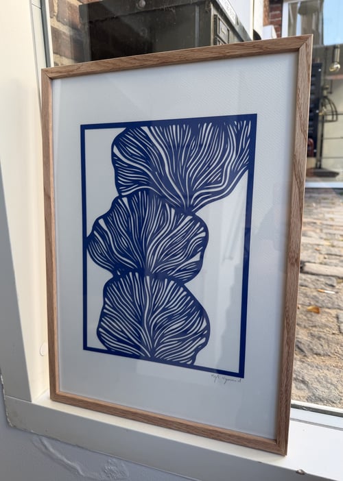 A3, papercut, kongeblå, indrammet 