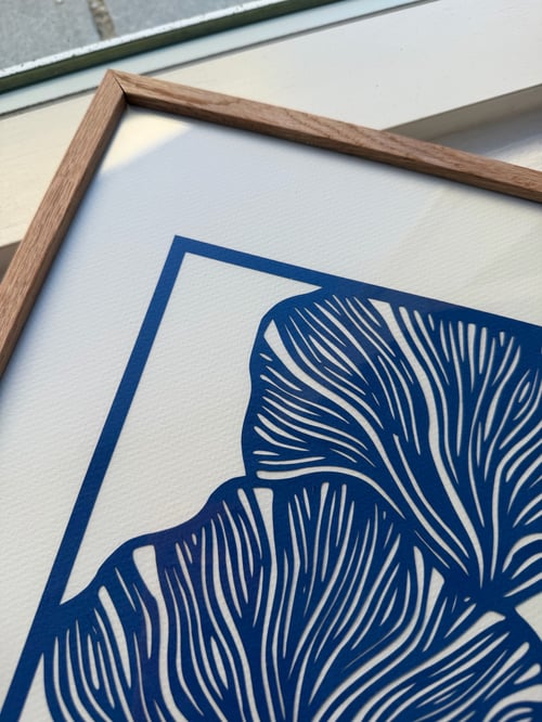 A3, papercut, kongeblå, indrammet  (3)
