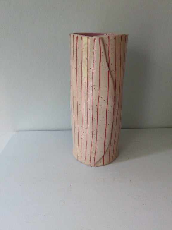 vase pink med røde striber 