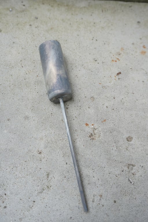 Lysspyd i gråmeleret metal 2,5 x 16H cm