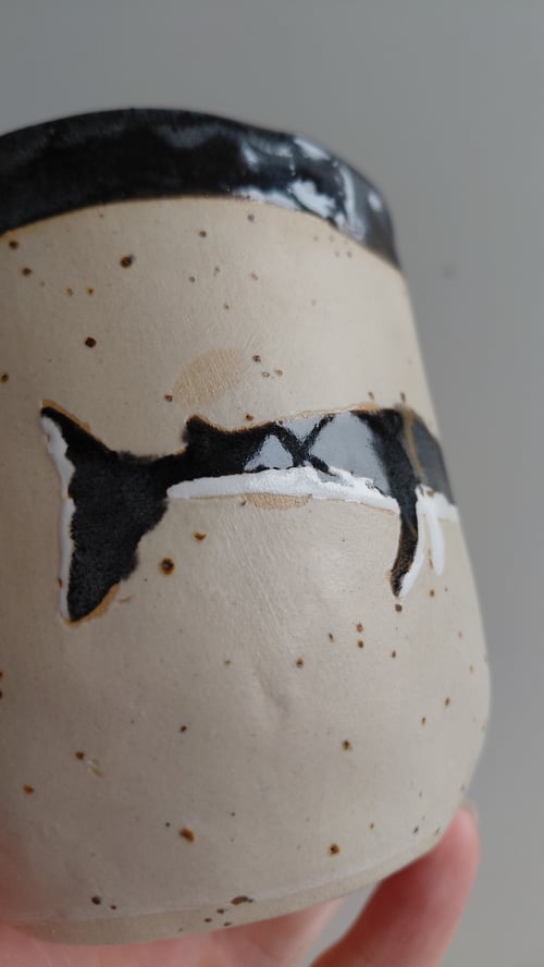 Keramikkrus med beige glasur og sort-hvidt motiv af en haj. (6)