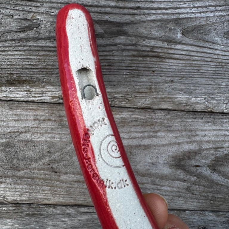 Rød pølse med bid i billede 3
