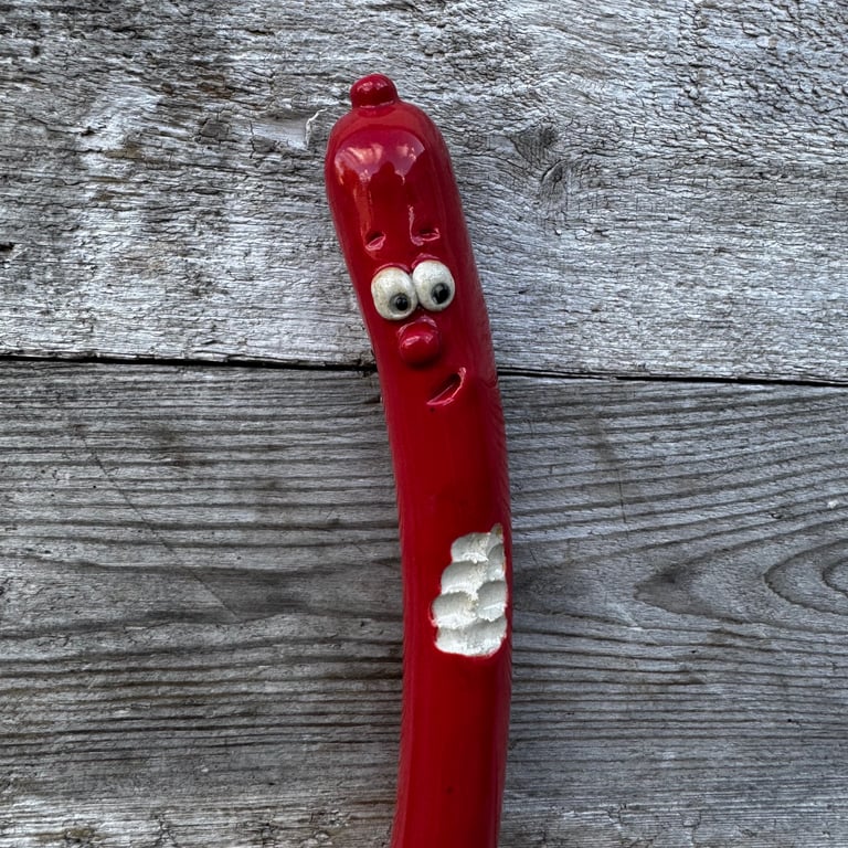 Rød pølse med bid i billede 2