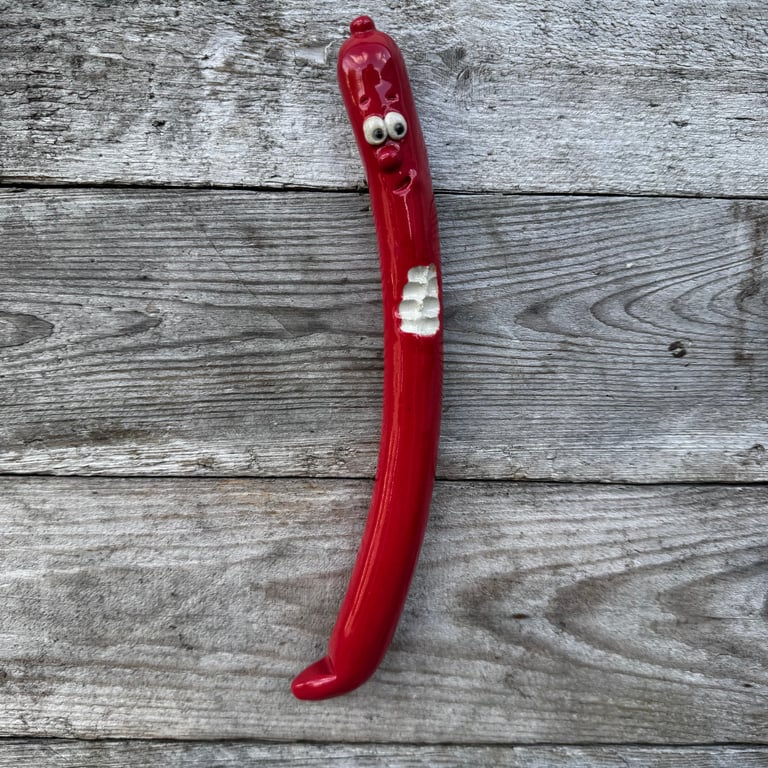 Rød pølse med bid i