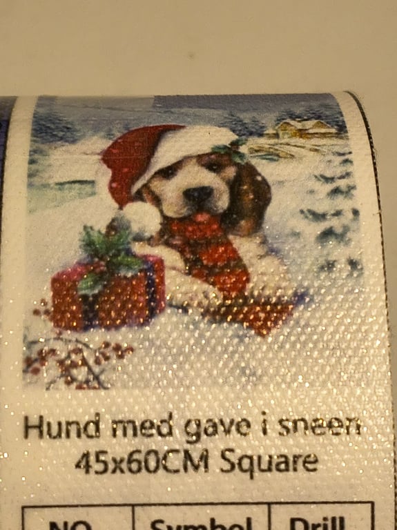 Julehund med gaver i sneen 45 60 