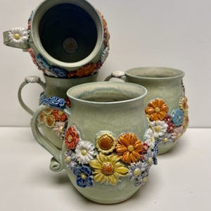 Keramik krus - Med blomster, grøn. – produktbillede