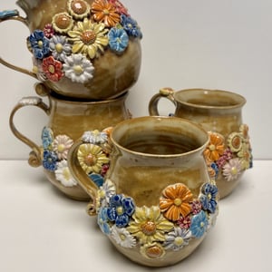 Keramik Krus - med blomster, brun – produktbillede