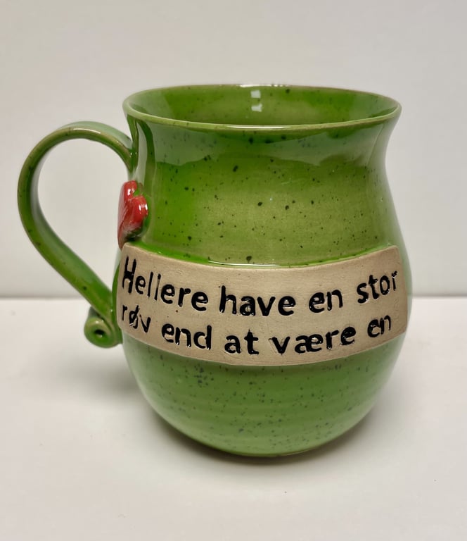 Keramik krus med tekst - Hellere have en stor røv end at være en.  billede 2