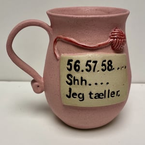 Keramik krus med tekst - 56.57.58.. Shh jeg tæller – produktbillede