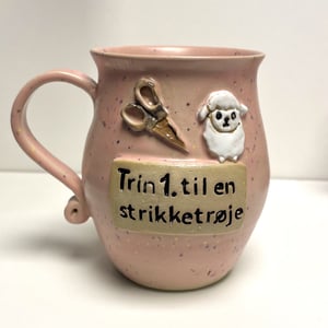 Keramik krus med tekst - Trin 1. til en strikketrøje – produktbillede