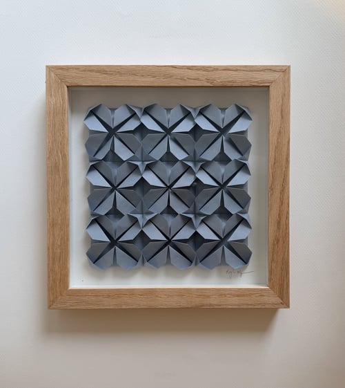 20x20cm, foldet værk, dueblå, indrammet 