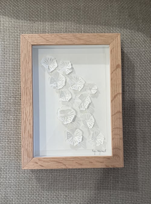 15x21cm, 3D papercut, hvid , indrammet 