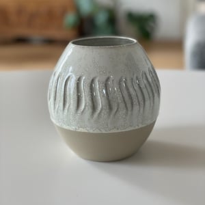 Rund vase, cremehvid  – produktbillede