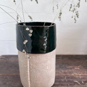 Vase med overlap, flaskegrøn/beige stor – produktbillede