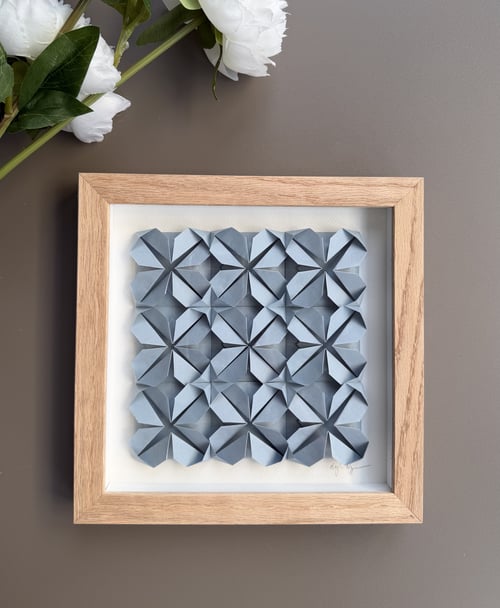 20x20cm, foldet værk, dueblå, indrammet 