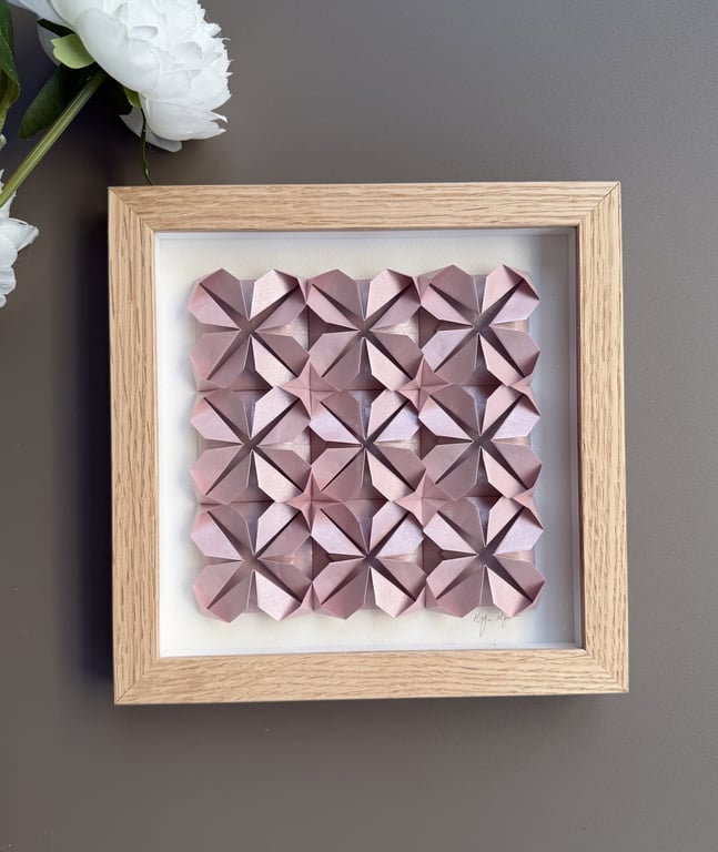 20x20cm, foldet værk, gammelrosa, indrammet 