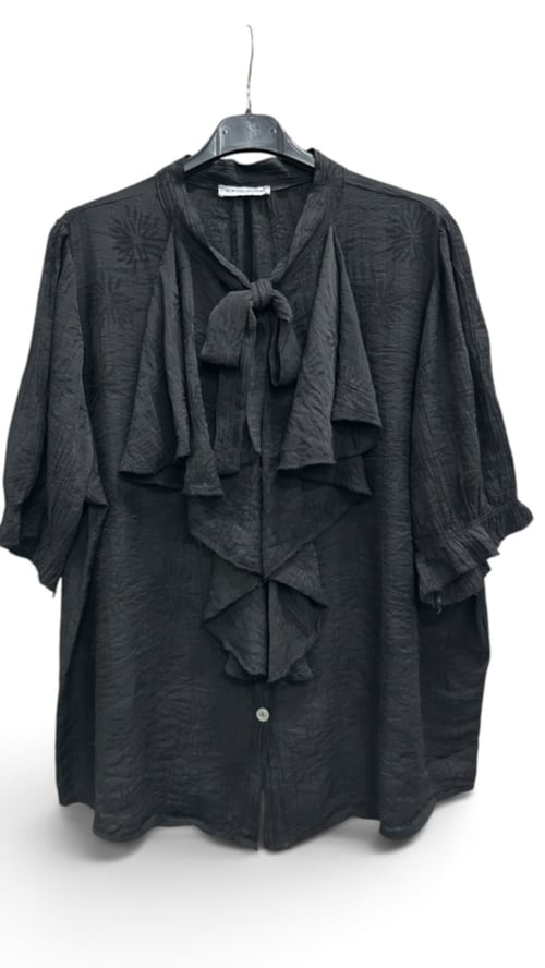 Trille viscose shirt, Black w flowers, Onesize 36-44. (2)